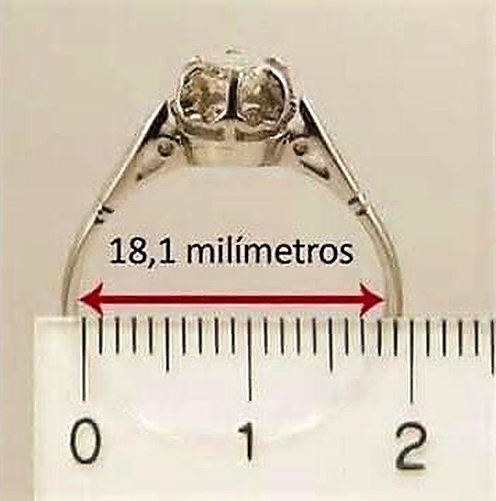 Ejemplo: anillo apoyado sobre una regla, midiendo el diámetro interior en milímetros